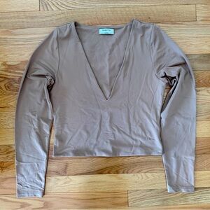 Aritzia Babaton Contour V-Neck